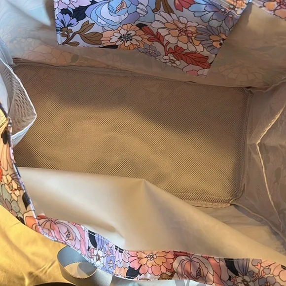 Vera Bradley Deluxe Very Large Family Tote in Aloha Blooms pattern - Picture 9 of 10